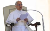 Le pape Léon XIV prononce un discours lors de l'audience hebdomadaire organisée sur la place Saint-Pierre au Vatican, le 28 mai 2025. (Crédit : Andreas SOLARO / AFP)