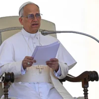 Le pape Léon XIV prononce un discours lors de l'audience hebdomadaire organisée sur la place Saint-Pierre au Vatican, le 28 mai 2025. (Crédit : Andreas SOLARO / AFP)