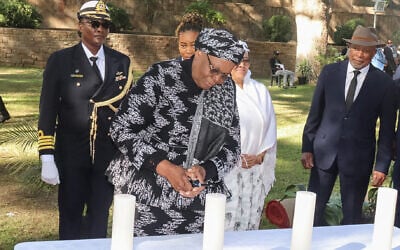 La présidente de la Namibie, Netumbo Nandi-Ndaitwah (au centre), allume une bougie lors de la journée de commémoration du génocide dans les jardins du Parlement à Windhoek, le 28 mai 2025. La présidente de la Namibie, Netumbo Nandi-Ndaitwah, a réitéré le 28 mai 2025 les appels lancés à l'Allemagne pour qu'elle verse des réparations pour le génocide qu'elle a perpétré contre les tribus namibiennes, alors qu'elle dirigeait la première commémoration officielle de l'atrocité commise il y a plus de 120 ans (Crédit : Jemima Beukes / AFP)