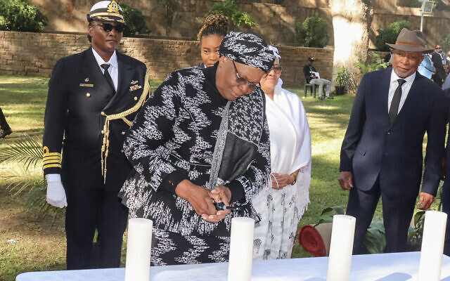 La présidente de la Namibie, Netumbo Nandi-Ndaitwah (au centre), allume une bougie lors de la journée de commémoration du génocide dans les jardins du Parlement à Windhoek, le 28 mai 2025. La présidente de la Namibie, Netumbo Nandi-Ndaitwah, a réitéré le 28 mai 2025 les appels lancés à l'Allemagne pour qu'elle verse des réparations pour le génocide qu'elle a perpétré contre les tribus namibiennes, alors qu'elle dirigeait la première commémoration officielle de l'atrocité commise il y a plus de 120 ans (Crédit : Jemima Beukes / AFP) La présidente de la Namibie, Netumbo Nandi-Ndaitwah (au centre), allume une bougie lors de la journée de commémoration du génocide dans les jardins du Parlement à Windhoek, le 28 mai 2025. La présidente de la Namibie, Netumbo Nandi-Ndaitwah, a réitéré le 28 mai 2025 les appels lancés à l'Allemagne pour qu'elle verse des réparations pour le génocide qu'elle a perpétré contre les tribus namibiennes, alors qu'elle dirigeait la première commémoration officielle de l'atrocité commise il y a plus de 120 ans (Crédit : Jemima Beukes / AFP)