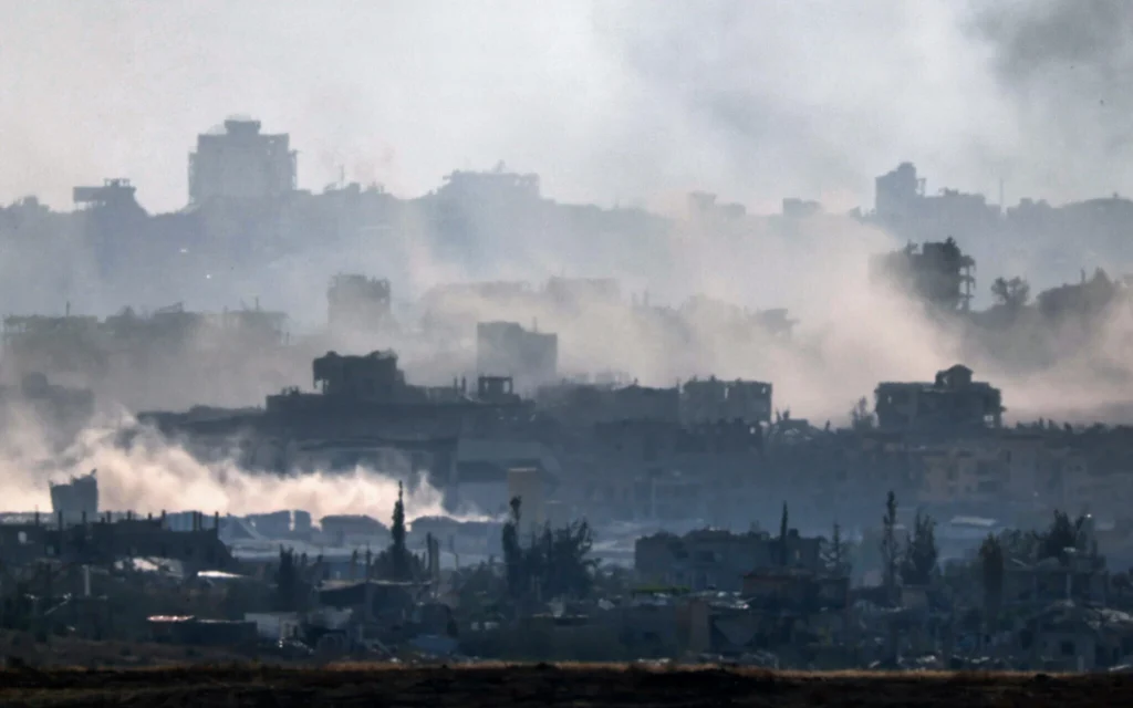 Des volutes de fumée s’élèvent au-dessus de la bande de Gaza lors de frappes aériennes israéliennes, vues depuis le côté israélien de la frontière, le 29 mai 2025. (Crédit : Jack Guez / AFP)