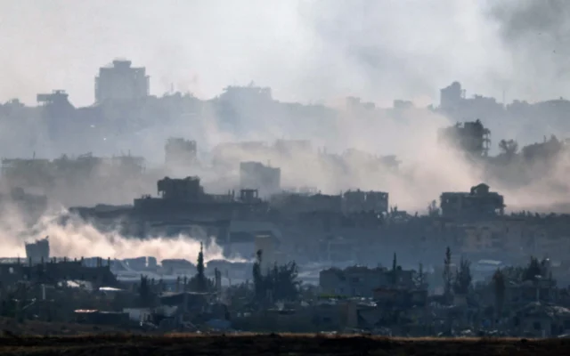 Des volutes de fumée s’élèvent au-dessus de la bande de Gaza lors de frappes aériennes israéliennes, vues depuis le côté israélien de la frontière, le 29 mai 2025. (Crédit : Jack Guez / AFP) Des volutes de fumée s’élèvent au-dessus de la bande de Gaza lors de frappes aériennes israéliennes, vues depuis le côté israélien de la frontière, le 29 mai 2025. (Crédit : Jack Guez / AFP)