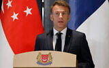 Le président français Emmanuel Macron participe à un point presse avec le Premier ministre singapourien Lawrence Wong à Singapour, le 30 mai 2025. (Crédit : Ludovic MARIN / AFP)