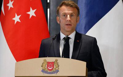 Le président français Emmanuel Macron participe à un point presse avec le Premier ministre singapourien Lawrence Wong à Singapour, le 30 mai 2025. (Crédit : Ludovic MARIN / AFP)