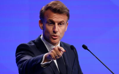 Le président français Emmanuel Macron prononçant le discours d'ouverture du sommet du dialogue Shangri-La, à Singapour, le 30 mai 2025. (Crédit : Ludovic Marin/AFP)