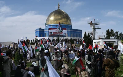Des hommes afghans portant des drapeaux talibans et des drapeaux nationaux palestiniens participent à une manifestation anti-israélienne, après la prière du vendredi devant une mosquée ressemblant au Dôme du Rocher, au sommet de la colline de Wazir Akbar Khan, à Kaboul, le 30 mai 2025. (Crédit : Wakil Kohsar/AFP)