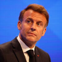 Le président français Emmanuel Macron après son discours d'ouverture du sommet du dialogue Shangri-La à Singapour, le 30 mai 2025. (Crédit : Ludovic Marin/AFP)