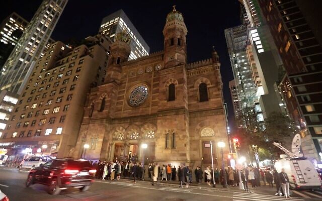 Illustration : Des personnes arrivant pour une veillée de prière en hommage aux victimes de la fusillade de la synagogue Tree of Life, à la Central Synagogue, à New York, le 30 octobre 2018. (Crédit : Frank Franklin II/AP) Illustration : Des personnes arrivant pour une veillée de prière en hommage aux victimes de la fusillade de la synagogue Tree of Life, à la Central Synagogue, à New York, le 30 octobre 2018. (Crédit : Frank Franklin II/AP)