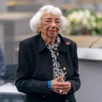 Margot Friedlander, survivante de la Shoah, lors d'une cérémonie à laquelle ont assisté le secrétaire d'État américain Antony Blinken et le ministre allemand des Affaires étrangères de l'époque, Heiko Maas, à gauche, pour le lancement d'un dialogue américano-allemand sur les questions liées à la Shoah au Mémorial aux Juifs assassinés d'Europe à Berlin, le 24 juin 2021. (Crédit : AP Photo/Andrew Harnik, Pool)