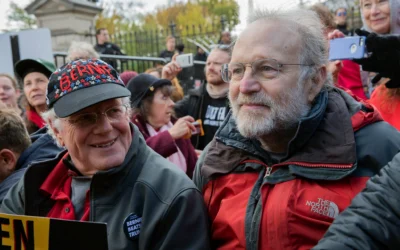 Ben Cohen, à gauche, et Jerry Greenfield, cofondateurs de la crème glacée Ben & Jerry's, assistent à une manifestation à Washington, en ce 8 novembre 2019. (Crédit : Patrick Semansky/AP)