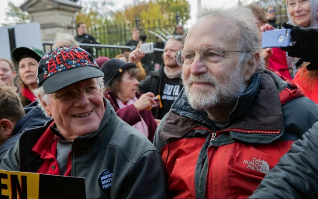 Ben Cohen, à gauche, et Jerry Greenfield, cofondateurs de la crème glacée Ben & Jerry's, assistent à une manifestation à Washington, en ce 8 novembre 2019. (Crédit : Patrick Semansky/AP) Ben Cohen, à gauche, et Jerry Greenfield, cofondateurs de la crème glacée Ben & Jerry's, assistent à une manifestation à Washington, en ce 8 novembre 2019. (Crédit : Patrick Semansky/AP)
