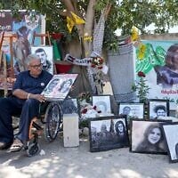 Le journaliste palestinien Ali Al Samoudi visite un sanctuaire de fortune sur le site où Shireen Abu Akleh a été tuée par balle alors qu'elle couvrait un raid israélien, dans la ville de Jénine en Cisjordanie, le 19 mai 2022. (Crédit : AP Photo/Majdi Mohammed)