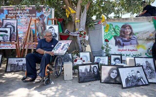 Le journaliste palestinien Ali Al Samoudi visite un sanctuaire de fortune sur le site où Shireen Abu Akleh a été tuée par balle alors qu'elle couvrait un raid israélien, dans la ville de Jénine en Cisjordanie, le 19 mai 2022. (Crédit : AP Photo/Majdi Mohammed) Le journaliste palestinien Ali Al Samoudi visite un sanctuaire de fortune sur le site où Shireen Abu Akleh a été tuée par balle alors qu'elle couvrait un raid israélien, dans la ville de Jénine en Cisjordanie, le 19 mai 2022. (Crédit : AP Photo/Majdi Mohammed)