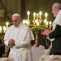 Le pape François entouré du rabbin Riccardo Di Segni, à droite, lors de sa visite à la Grande Synagogue de Rome, le 17 janvier 2016. (Crédit : AP Photo/Alessandra Tarantino/File)