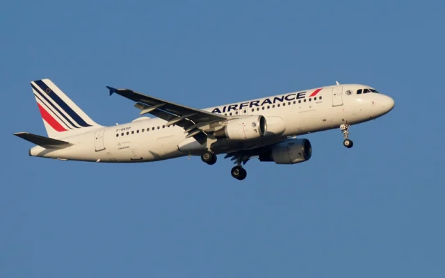 Un Airbus A320 d'Air France s'apprête à atterrir à Lisbonne au lever du soleil, le 10 octobre 2023. (Crédit : AP/Armando Franca)