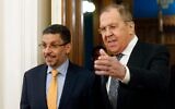 Le ministre russe des Affaires étrangères Sergueï Lavrov (à droite) et le Premier ministre yéménite Ahmed Awad bin Mubarak entrent dans une salle lors de leur rencontre, à Moscou, en Russie, le 27 février 2024. (Crédit : Maxim Shipenkov/Pool Photo via AP)