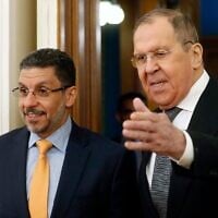 Le ministre russe des Affaires étrangères Sergueï Lavrov (à droite) et le Premier ministre yéménite Ahmed Awad bin Mubarak entrent dans une salle lors de leur rencontre, à Moscou, en Russie, le 27 février 2024. (Crédit : Maxim Shipenkov/Pool Photo via AP)