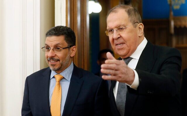 Le ministre russe des Affaires étrangères Sergueï Lavrov (à droite) et le Premier ministre yéménite Ahmed Awad bin Mubarak entrent dans une salle lors de leur rencontre, à Moscou, en Russie, le 27 février 2024. (Crédit : Maxim Shipenkov/Pool Photo via AP) Le ministre russe des Affaires étrangères Sergueï Lavrov (à droite) et le Premier ministre yéménite Ahmed Awad bin Mubarak entrent dans une salle lors de leur rencontre, à Moscou, en Russie, le 27 février 2024. (Crédit : Maxim Shipenkov/Pool Photo via AP)
