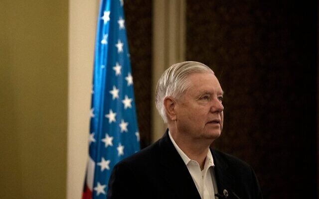 Le sénateur américain Lindsey Graham s'adressant aux journalistes, à Jérusalem, le 8 octobre 2024. (Crédit : Maya Alleruzzo/AP)