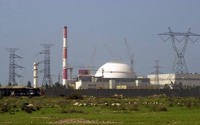 Le bâtiment du réacteur de la centrale nucléaire iranienne et des poteaux électriques, à Bushehr, en Iran, à 1 245 kilomètres au sud de la capitale Téhéran, en Iran, le 27 février 2005. (Crédit : Vahid Salemi/AP) Le bâtiment du réacteur de la centrale nucléaire iranienne et des poteaux électriques, à Bushehr, en Iran, à 1 245 kilomètres au sud de la capitale Téhéran, en Iran, le 27 février 2005. (Crédit : Vahid Salemi/AP)