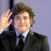 Le président argentin Javier Milei salue les participants à la réunion annuelle du Forum économique mondial de Davos, en Suisse, le 23 janvier 2025. (Crédit : AP Photo/ Markus Schreiber)