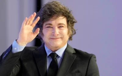 Le président argentin Javier Milei salue les participants à la réunion annuelle du Forum économique mondial de Davos, en Suisse, le 23 janvier 2025. (Crédit : AP Photo/ Markus Schreiber)