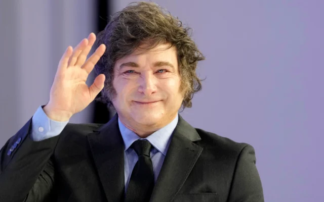 Le président argentin Javier Milei salue les participants à la réunion annuelle du Forum économique mondial de Davos, en Suisse, le 23 janvier 2025. (Crédit : AP Photo/ Markus Schreiber)