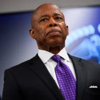 Le maire de New York, Eric Adams, assistant à un événement, au 40ᵉ commissariat de police de New York, dans le Bronx, le 20 février 2025. (Crédit : Julia Demaree Nikhinson/AP)
