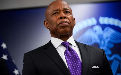Le maire de New York, Eric Adams, assistant à un événement, au 40ᵉ commissariat de police de New York, dans le Bronx, le 20 février 2025. (Crédit : Julia Demaree Nikhinson/AP)