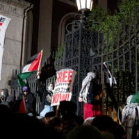 Illustration : Des manifestants pro-palestiniens et anti-israéliens se rassemblent près de la porte principale de l'université Columbia à New York, le 30 avril 2024. (Crédit : AP Photo/Craig Ruttle, File)