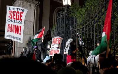 Illustration : Des manifestants pro-palestiniens et anti-israéliens se rassemblent près de la porte principale de l'université Columbia à New York, le 30 avril 2024. (Crédit : AP Photo/Craig Ruttle, File)