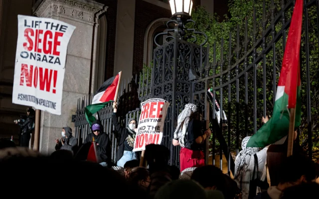 Illustration : Des manifestants pro-palestiniens et anti-israéliens se rassemblent près de la porte principale de l'université Columbia à New York, le 30 avril 2024. (Crédit : AP Photo/Craig Ruttle, File)
