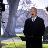 Steve Witkoff, envoyé spécial de la Maison Blanche, s'exprimant lors d'une interview télévisée, à l'extérieur de la Maison Blanche, à Washington, le 19 mars 2025. (Crédit : Mark Schiefelbein/AP)