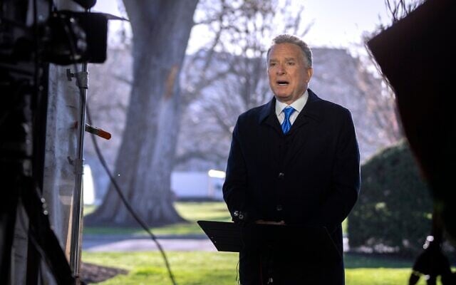 Steve Witkoff, envoyé spécial de la Maison Blanche, s'exprimant lors d'une interview télévisée, à l'extérieur de la Maison Blanche, à Washington, le 19 mars 2025. (Crédit : Mark Schiefelbein/AP)