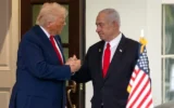Illustration : Le président américain Donald Trump (à gauche) saluant le Premier ministre Benjamin Netanyahu avant que ce dernier ne quitte l'aile ouest de la Maison Blanche, à Washington, le 7 avril 2025. (Crédit : Mark Schiefelbein/AP)