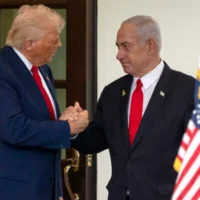 Illustration : Le président américain Donald Trump (à gauche) saluant le Premier ministre Benjamin Netanyahu avant que ce dernier ne quitte l'aile ouest de la Maison Blanche, à Washington, le 7 avril 2025. (Crédit : Mark Schiefelbein/AP)