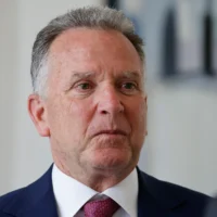 L'envoyé spécial américain Steve Witkoff, écoutant le président français Emmanuel Macron avant une réunion au palais de l'Elysée à Paris, le 17 avril 2025. (Crédit : Ludovic Marin, Pool Photo via AP)