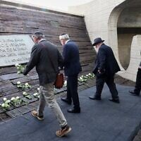 Des représentants de la communauté juive déposent des fleurs devant le monument commémorant les victimes d'un camp de concentration de la Seconde Guerre mondiale à Jasenovac, en Croatie, le 22 avril 2025. (Crédit : AP)