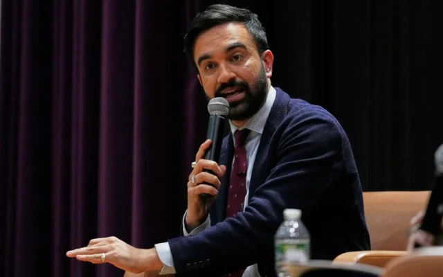 Zohran Mamdani, membre de l'Assemblée de l'État de New York, répond à une question lors du forum des candidats à la mairie de New York au Medgar Evers College, le 23 avril 2025, à New York. (Crédit : AP/Frank Franklin II) Zohran Mamdani, membre de l'Assemblée de l'État de New York, répond à une question lors du forum des candidats à la mairie de New York au Medgar Evers College, le 23 avril 2025, à New York. (Crédit : AP/Frank Franklin II)