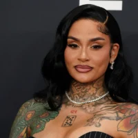 Kehlani arrivant à la 67ᵉ édition des Grammy Awards le 2 février 2025 à Los Angeles. (Crédit : Jordan Strauss/Invision/AP)