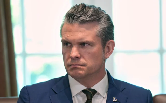 Le secrétaire américain à la Défense, Pete Hegseth, lors d'une réunion du cabinet à la Maison Blanche, le 30 avril 2025, à Washington. (Crédit : AP/Evan Vucci) Le secrétaire américain à la Défense, Pete Hegseth, lors d'une réunion du cabinet à la Maison Blanche, le 30 avril 2025, à Washington. (Crédit : AP/Evan Vucci)