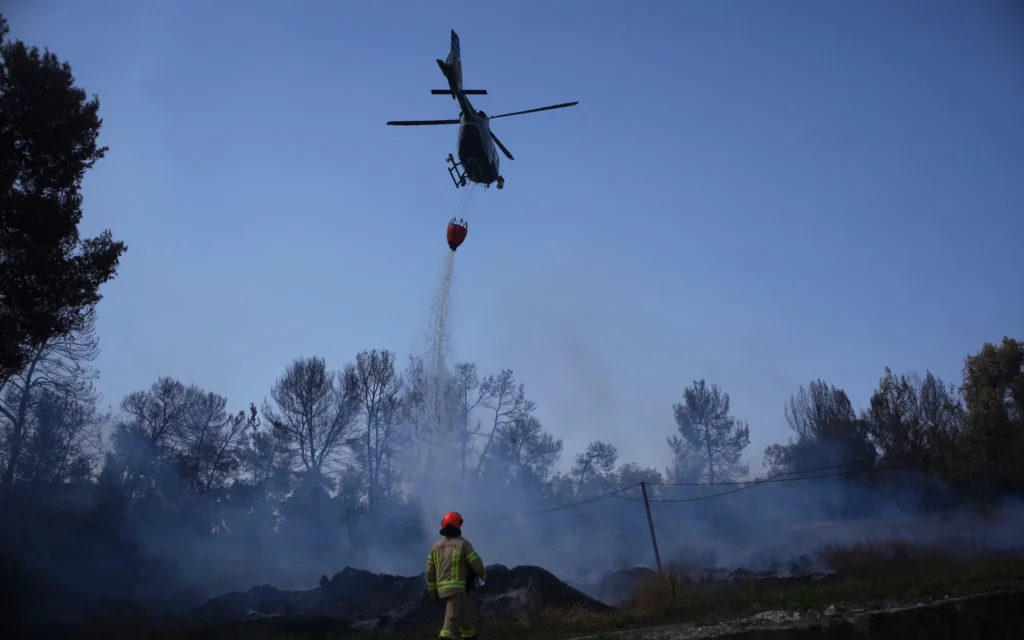 Les pompiers israéliens luttent contre un incendie à Latrun, près de Jérusalem, le 1er mai 2025. (Crédit : AP/Ohad Zwigenberg)