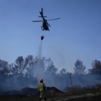 Les pompiers israéliens luttent contre un incendie à Latrun, près de Jérusalem, le 1er mai 2025. (Crédit : AP/Ohad Zwigenberg)
