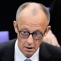 Friedrich Merz réagissant après avoir été rejeté lors du premier vote au Bundestag, le Parlement allemand, à Berlin, le 6 mai 2025. (Crédit : Markus Schreiber/AP)