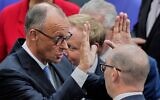 Le chef de file des chrétiens-démocrates, Friedrich Merz, réagissant après avoir été élu chancelier par le Bundestag,  le Parlement allemand, dans le bâtiment du Reichstag, à Berlin, en Allemagne, le 6 mai 2025. (Crédit : Ebrahim Noroozi/AP)