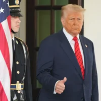 Le président américain Donald Trump attend de saluer le Premier ministre canadien Mark Carney dans l'aile ouest de la Maison Blanche, à Washington, le 6 mai 2025. (Crédit : Mark Schiefelbein/AP)