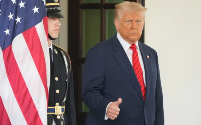 Le président américain Donald Trump attend de saluer le Premier ministre canadien Mark Carney dans l'aile ouest de la Maison Blanche, à Washington, le 6 mai 2025. (Crédit : Mark Schiefelbein/AP) Le président américain Donald Trump attend de saluer le Premier ministre canadien Mark Carney dans l'aile ouest de la Maison Blanche, à Washington, le 6 mai 2025. (Crédit : Mark Schiefelbein/AP)