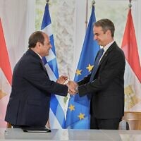 Le président égyptien Abdel-Fattah el-Sissi, à gauche, et le Premier ministre grec Kyriakos Mitsotakis, se serrent la main après avoir signé un accord bilatéral lors d'une rencontre à Athènes, le 7 mai 2025. (Crédit : AP/Petros Giannakouris)