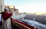 Le pape Léon XIV, nouvellement élu, saluant les fidèles et pèlerins rassemblés sur la place Saint-Pierre peu après son élection, au Vatican, le 8 mai 2025. (Crédit : Médias du Vatican via AP)