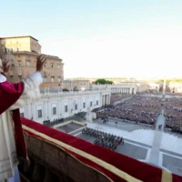 Le pape Léon XIV, nouvellement élu, salue les fidèles et pèlerins rassemblés sur la place Saint-Pierre peu après son élection, le 8 mai 2025. (Médias du Vatican via AP)